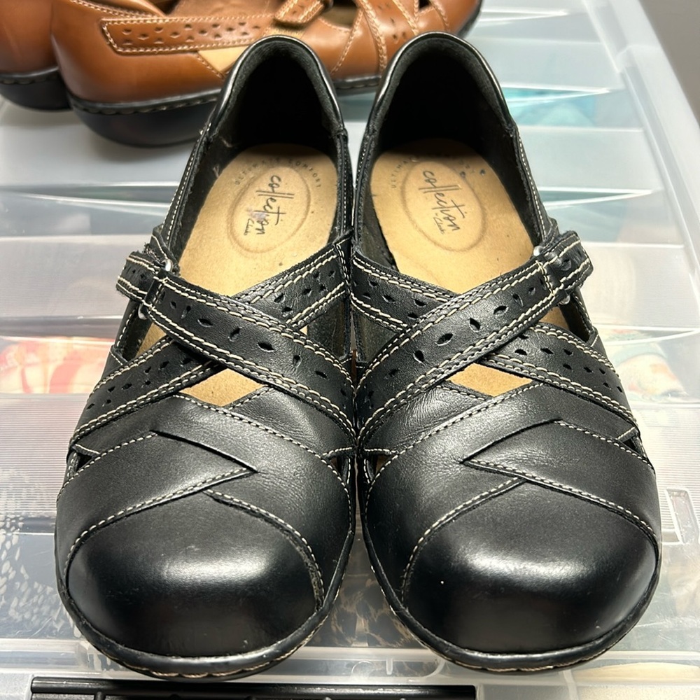 Women’s 8.5 Clarks Collection Ashland leather Mary Jane’s black cris cross